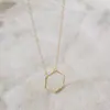 Collar de rombo de diamante simple y moderno, cadena para la clavícula hexagonal hueca geométrica retro, joyería transfronteriza europea y americana para mujer