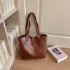 Coleção de outono 2026 transfronteiriça: bolsa tote retrô, versátil, de grande capacidade, perfeita para o trabalho e para ir ao trabalho, bolsa de ombro feminina estilosa