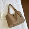 Bolso de nailon de color sólido, retro, casual, versátil, resistente al agua para el invierno de 2026, nuevo estilo para el día a día con un toque de alta gama, bandolera