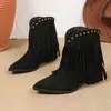 Botines cortos de gamuza con flecos estilo europeo y americano 2026 para mujer, otoño e invierno, punta fina, tacón grueso, botas de montar vintage decoradas con remaches