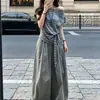 Impresionante atuendo estilo coreano, un conjunto completo del nuevo modelo 2026, camiseta a rayas de manga corta sin hombros para mujer, conjunto de pantalones anchos de verano