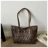 Bolsa de alta gama, gran capacidad, nuevo estilo 2026, moderna bolsa tote con estampado de leopardo, versátil y elegante para el trabajo, diseñada para mujeres