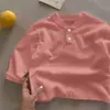 Suéter de algodón estilo primavera y otoño para niños, top versátil de manga larga con estampado de dibujos animados y cuello alto, camisa base para niños pequeños