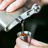 Moda europea y americana simple 30 ml acero inoxidable grueso exterior portátil vaso pequeño para vino con juego de vasos de cuero PU al por mayor