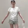 Camiseta de manga corta para mujer, estilo francés, cuello henley blanco, hombro recto, entallada en la cintura, diseño único, top holgado y favorecedor, para verano