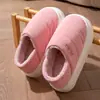 Pantuflas de algodón impermeables rellenas de plumón para mujer, adecuadas para usar en interiores y exteriores en otoño e invierno, que brindan calidez y protección contra el frío, con una suela gruesa y diseño antideslizante, también disponibles para hombre