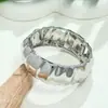 Pulseras Europeas y Americanas Transfronterizas, Lujo Ligero y Gama Alta para Mujer, Diseño de Aleación Brillante Electroplateada, Manos Onduladas Geométricas Plegadas