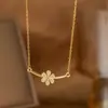 Venta Caliente Internacional Transfronteriza Tema de Moda Personalizado Micro-incrustación de Zirconio Completo V Grande Clásico Acero Titanio Chapado en Oro Real de 18K Colgante Clavícula