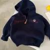 2026 Invierno Niños Nuevo Color Puro Bordado de Letras Cremallera Integrada Terciopelo Suéter de Punto Top
