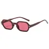Gafas de Sol Rojas Estilo Chica Picante Millennial Y2K Europeo para Mujer Cara Pequeña Montura Estrecha Sensación de Alta Gama Gafas para Sesión de Fotos Callejera ins Hombres Modernas