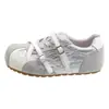 Sapatos de treino alemães femininos retrô com tira cruzada e fivela, cabedal em tecido, com aumento de altura, novos para o outono de 2026, sapatos esportivos casuais versáteis e leves