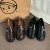 Sapatos de Couro com Solado Grosso Femininos 2026 Outono Novo Estilo Britânico Retrô Casual College Slip-On Loafers para Saias e Uniformes JK