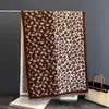 Lenço de tamanho grande com estampa de leopardo, estilo étnico retrô europeu e americano mais vendido para mulheres, luxo leve com toque de alta qualidade, xale com franjas dupla face no atacado