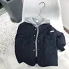 Jaqueta de algodão com capuz, estilo patchwork, falsa peça dupla, para meninos e meninas, coleção de inverno 2026, casaco de comprimento médio, estilo coreano, quente e estiloso para crianças