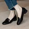 Mocasines retro para mujer, con tacón grueso, suela suave y un pequeño diseño de cuero. Esta es la colección de otoño de 2026, un zapato slip-on versátil de cuero suave con una abertura poco profunda.