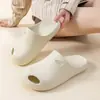 Chinelos Eva para Mulheres, Novo Modelo de Verão, Calçados para Passeio na Cidade e ao Ar Livre, Sandálias Fechadas Macias e Confortáveis para Casa, com Solado Grosso Antiderrapante