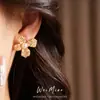Brincos de Agulha Prata com Flores de Zircônia e Pérolas Redondas, Brincos Exquisitos e Estilosos com um Toque de Luxo Leve e de Alta Qualidade, Atacado