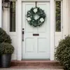 1 peça de guirlanda de flores artificiais verde exuberante de eucalipto e rosa branca de 16,92 polegadas, imitação de primavera e verão para decoração interna e externa, com folhas de eucalipto falsas realistas e decoração de rosas brancas, usada para porta da frente, casa, jardim, casamento, decoração de feriado