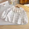 Camisa feminina com estampa floral, novo estilo primavera/outono, design coreano com detalhes vazados, gola Peter Pan grande, mangas bufantes, camisa de corte solto para bebês