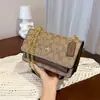 Bolsa quadrada pequena com estampa vintage transfronteiriça para mulheres, com corrente de metal, adequada para o trajeto diário e versátil para o uso cotidiano.