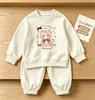 Conjunto Fofo para Meninas Primavera e Outono Novo Bebê Crianças Moletom Soltinho e Calça de Moletom Conjunto de Duas Peças Estiloso Roupas Infantis Pequenas e Médias