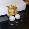 Pendientes de borla de flor de concha blanca transfronterizos europeos y americanos con perlas, pendientes de estilo de corte francés, pendientes ligeros y lujosos con un toque de alta gama