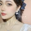 Pendientes de Camelia de 26 Años Estilo Xiaohongshu Súper Brillantes Lujo Ligero con Lazo y Aguja de Plata, un Conjunto Francés de Hada Imprescindible para Mujeres