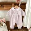 Mameluco de bebé estilo coreano con cuello de encaje y botones frontales, amigable con la piel y transpirable, adecuado para niñas pequeñas