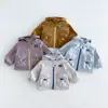 Chaqueta de marca para niño 2026 nuevo estilo otoño, abrigo con capucha de bloques de color para bebé niño, top infantil zqw6430