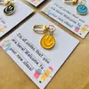 Nuevo llavero de metal con forma de emoticono arcoíris, regalo para el primer día de clases, joyería decorativa, regalo transfronterizo