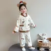 Pijama de coral fleece para niñas de otoño e invierno, conjunto de ropa de estar de franela engrosada para niños, nuevo estilo 2026