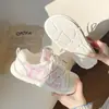 Zapatillas de Velcro Estilo Coreano para Mujer, Nuevos Zapatos Versátiles de Primavera 2026, Zapatos Blancos de Suela Gruesa, Zapatos de Entrenamiento Retro Alemanes