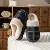 Chinelos casuais para casa com solas macias, novo estilo outono/inverno 2026 feminino, pantufas quentes forradas com fleece para ambientes internos, sapatos de algodão confortáveis para casais para homens