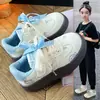 Zapatillas casuales para niñas 2026 suaves y lindas patrón bordado de gatito y pez lazo a cuadros suela suave versátiles zapatos de caña baja