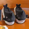 Nuevas zapatillas de algodón para niños y niñas de otoño e invierno, zapatillas de tiburón de dibujos animados para interiores para niñas, zapatillas de algodón para bebés