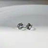 Brincos Quadrados de Cristal Simples e Compactos para Mulheres, Brincos de Nicho Modernos e Exquisitos, Brincos Geométricos Versáteis e Fofos Tendência Atacado