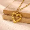 Colar de coração em aço inoxidável estilo europeu e americano, com um pingente em formato de coração oco feito de aço titânio, banhado a ouro 18k, e projetado para ser resistente ao desbotamento