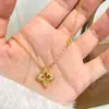 Collar de Trébol de Cuatro Hojas Hueco Cepillado Dorado Nuevo 2026 Vintage de Alta Gama Acero de Titanio Cadena para Clavícula que No se Desvanece Personalizable