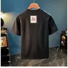 Otoño/Invierno 2026 Nuevo Elegante Versátil Artículos de Año Nuevo Camiseta Bordada de Cuello Redondo Temperamento Masculino Próspero Casual Capa Base Manga Corta
