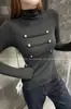 Camiseta de punto negra de manga larga ajustada para mujer, estilo retro americano, moderna, de cuello alto, con botones, colección de otoño 2026