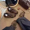Tênis de treinamento baixos de couro macio estilo alemão para mulheres, nova coleção outono 2026, tênis casuais versáteis retrô, sapatos com cadarço em blocos de cor