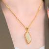 Collar colgante de cintura pequeña de jade sintético de diseño original de Otoño e Invierno de Four Seasons, cadena de suéter popular de TikTok de personalidad, combina con todo