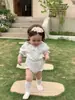 Macacão Jetsuit Feminino Verão 2025 Novo Bebê Estilo Coreano Gola de Renda Wrap Roupa de Fazer Cocô Estilo Ins Manga Bufante Macacão de Escalada