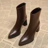Novidade Outono/Inverno 2026 Botas de Cano Curto Bico Fino Salto Bloco Femininas Retro Couro Macio Zíper Traseiro Salto Alto Botas Fashion Versátil Botas com Pelúcia