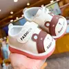 Zapatos para Niños Pequeños Primavera y Otoño Estilo Nuevo Zapatos para Bebés Principiantes Zapatos para Bebés de 1 a 2 Años Suela Suave Antideslizantes Zapatos que Chirrían Dibujos Animados