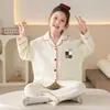Pijama acolchoado feminino com bolsas de ar, de manga longa, fofo e adequado para outono e inverno, com estampa de desenho animado, e disponível para compra em lojas físicas.