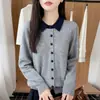 Suéter de lã pura estilo coreano novo transfronteiriço com gola boneca, design de tricô em blocos de cor, cardigã feminino de outono/inverno com abertura frontal, suéter de corte justo