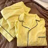 Pijama feminino de alto valor, estilo simples, listrado de amarelo, conjunto de primavera e outono com mangas compridas e calças compridas, conjunto de duas peças para casa
