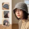 Gorro de Punto Calado Estilo Coreano para Mujer Otoño e Invierno con Adorno de Encaje, Gorro de Pescador Versátil, Adelgazante de Rostro, Protección para los Oídos, Gorro para Clima Frío