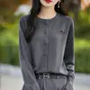 Cardigan de Lã Fina Tricotado com Strass e Gola Redonda, Estilo Novo para Primavera e Outono de 2026, Cor Sólida, Caimento Solto, Versátil, Tricô